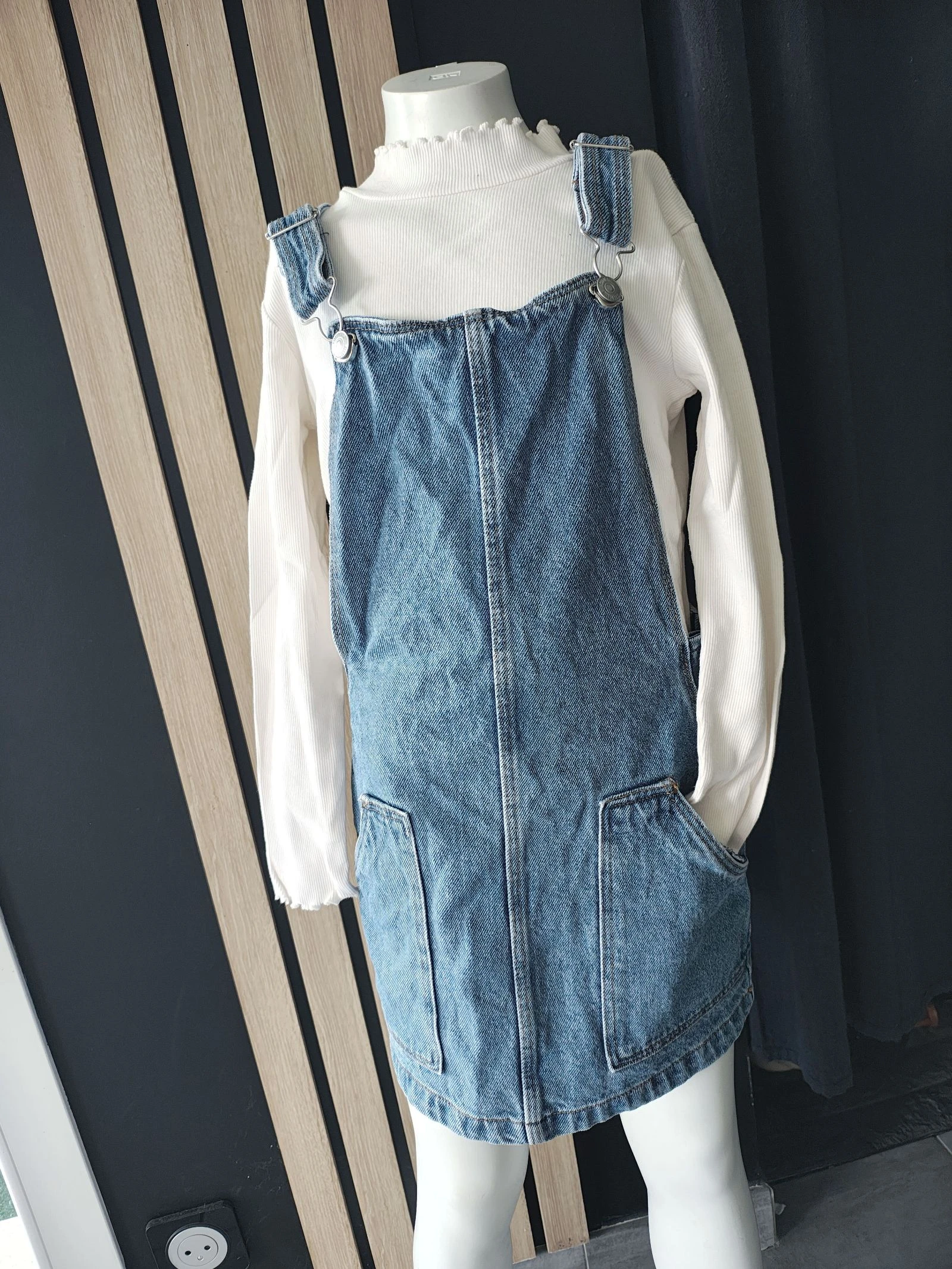 8 ans ensemble Teeshirt côtelé tape a l'oeil et robe en jean kiabi 